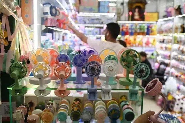 △近期，客商在浙江義烏國際商貿(mào)城采購商品。
