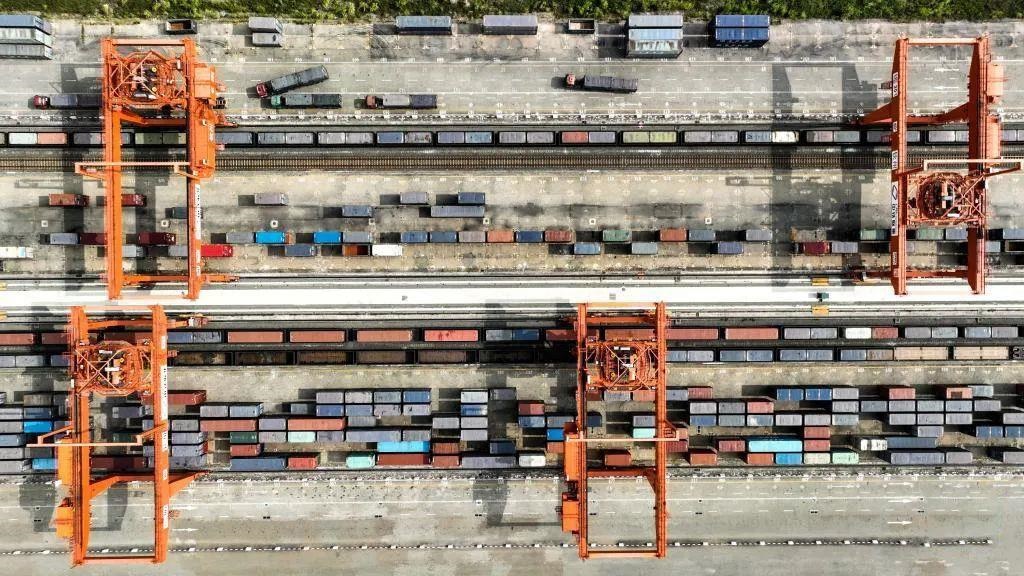 △2023年11月12日，火車在廣西欽州港碼頭裝運(yùn)集裝箱。