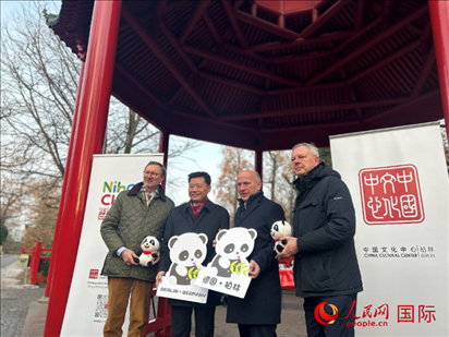 中國(guó)文化中心組織的主題活動(dòng)現(xiàn)場(chǎng)。從左至右依次為柏林動(dòng)物園園長(zhǎng)克尼里姆、中國(guó)駐德國(guó)大使吳懇、柏林市長(zhǎng)韋格納、柏林動(dòng)物園監(jiān)事會(huì)主席布魯克曼。人民網(wǎng)記者 徐馨攝