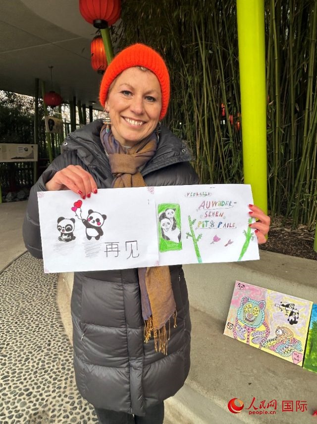 桑德拉和德國(guó)小朋友們的作品。右圖寫著“祝福好運(yùn)，再見(jiàn) Pit和Paule（“夢(mèng)想”“夢(mèng)圓”的德語(yǔ)名字）”。人民網(wǎng)記者 徐馨攝