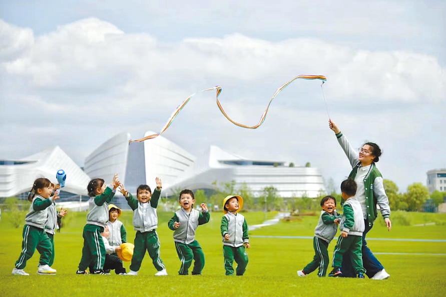  童心飛揚(yáng) 在浙江衢州市智慧新城草坪公園，一名幼兒園老師揮舞彩帶，與孩子們一起玩耍。衢州市柯城區(qū)將兒童友好理念融入城區(qū)整體規(guī)劃，努力為兒童成長創(chuàng)造更好的發(fā)展環(huán)境，提升兒童和家庭的獲得感、幸福感、安全感。 衢州市柯城區(qū)某幼兒園哥倫比亞籍教師 莉莉安娜·雷斯特雷波·埃斯皮諾薩攝 “我和家人都很喜歡在衢州生活，這是一座兒童友好城市，有很多兒童營地和戶外活動場所。我看到孩子們在幼兒園、戶外非?？鞓返赝嫠?，便用相機(jī)記錄下這美好時刻?！? /></p> <p style=