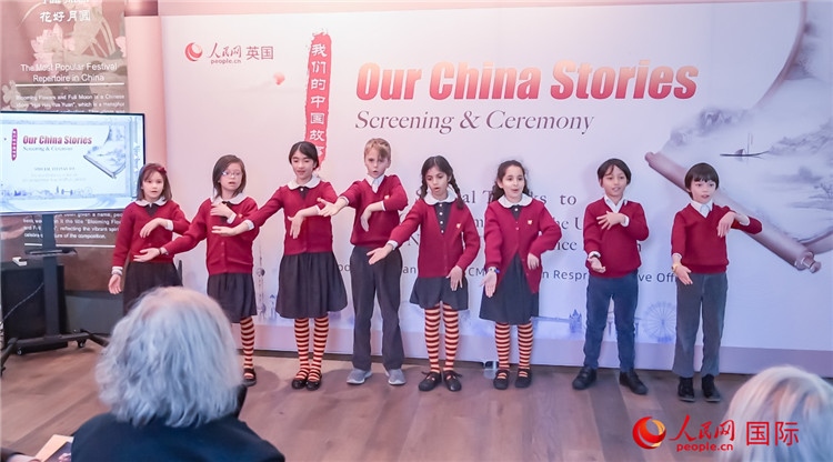 肯辛頓韋德預(yù)備學(xué)校小學(xué)生表演。人民網(wǎng) 郭錦標(biāo)攝