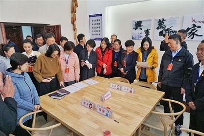  在劍川法院家事調(diào)解室內(nèi)，該院制作的《離婚證明書》引起了代表們的關(guān)注。