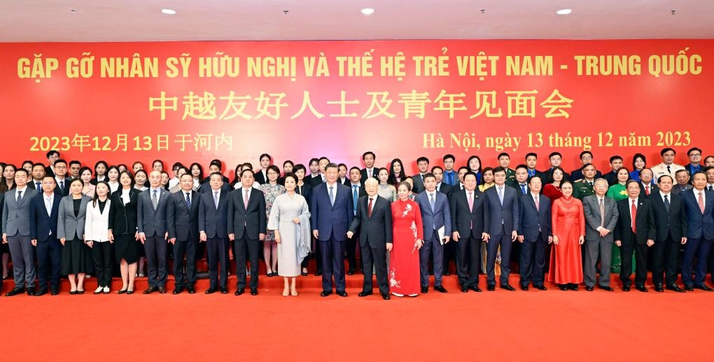 這是習(xí)近平夫婦和阮富仲夫婦同中越兩國(guó)青年和友好人士代表親切合影。