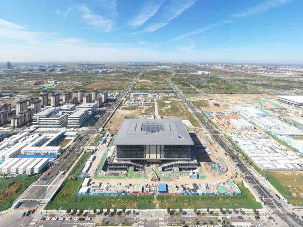 這是雄安新區(qū)大學(xué)園圖書館（2023年10月1日攝，無(wú)人機(jī)照片）。新華社記者 朱旭東 攝