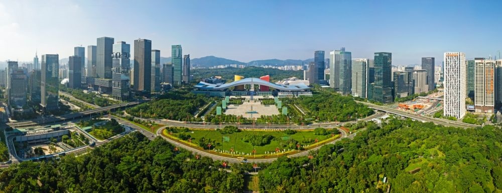 這是在廣東省深圳市拍攝的深圳市民中心和蓮花山公園一線（2020年10月2日攝，無(wú)人機(jī)照片）。新華社記者 梁旭 攝