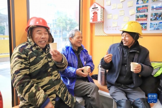 12月16日，幾名戶外勞動者在位于浙江舟山市的一家“勞動者驛站”里喝姜茶驅寒。