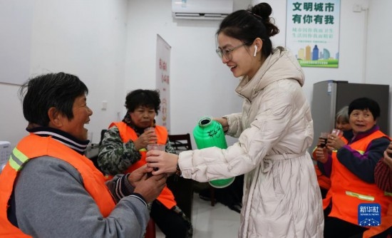 12月16日，在浙江省湖州市德清縣乾元鎮(zhèn)環(huán)衛(wèi)工人愛心驛站，志愿者為環(huán)衛(wèi)工人倒紅糖姜茶。