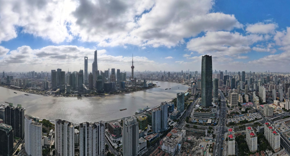 從上海虹口區(qū)北外灘空中俯瞰中國(guó)（上海）自由貿(mào)易試驗(yàn)區(qū)陸家嘴片區(qū)（2023年1月10日攝，無(wú)人機(jī)全景照片）。新華社記者 方喆 攝