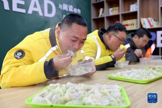12月16日，在山東省棗莊市市中區(qū)城管藍職工志愿服務驛站，戶外勞動者吃上熱氣騰騰的水餃。