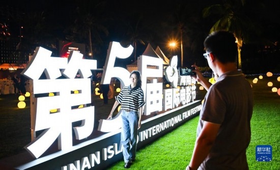 12月16日，觀眾在第五屆海南島國際電影節(jié)開幕式現(xiàn)場拍照留念。