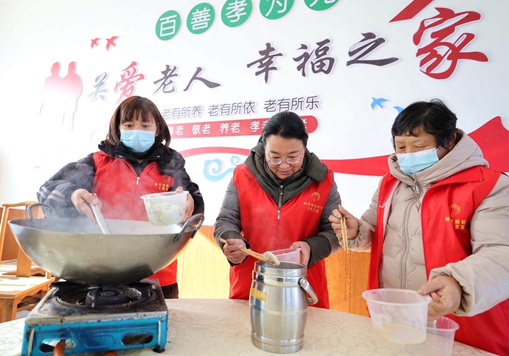 12月17日，在山東省臨沂市沂南縣銅井鎮(zhèn)杜山社區(qū)孝善食堂，志愿者們在為社區(qū)內(nèi)獨居和行動不便的老人煮水餃。 新華社發(fā)（王彥冰 攝）