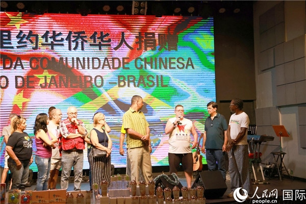 兒童殘障教育中心負責人胡里奧向捐贈方表示感謝。人民網(wǎng)記者 陳海琪攝