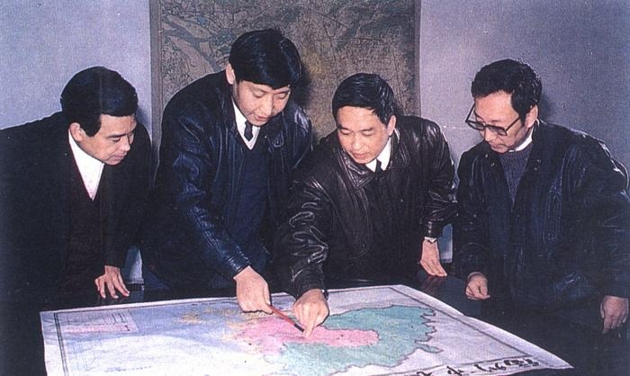 1991年12月，習(xí)近平與同事討論福州市戰(zhàn)略規(guī)劃設(shè)想。