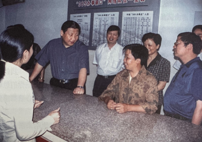 2003年6月，習(xí)近平在浙江金華市磐安縣新渥鎮(zhèn)“365辦事窗口”調(diào)研。