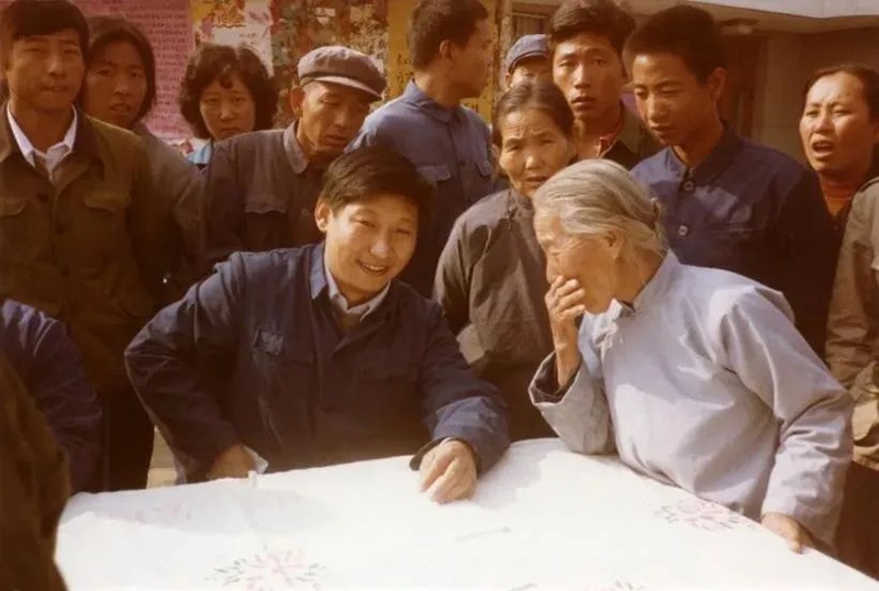 1983年，時任河北正定縣委書記的習(xí)近平，臨時在大街上擺桌子聽取老百姓意見。