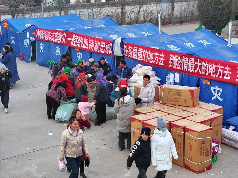 草灘村安置點外。賀勇攝。