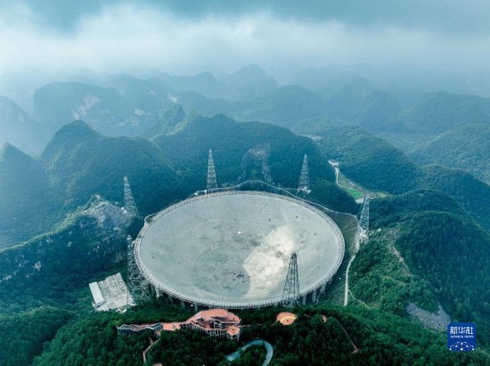 這是2023年7月26日拍攝的“中國(guó)天眼”全景（無(wú)人機(jī)照片，維護(hù)保養(yǎng)期間拍攝）。 新華社記者 歐東衢 攝