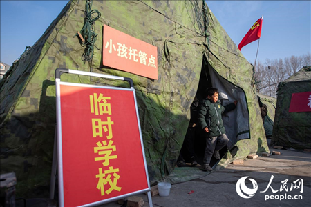 12月22日，在積石山縣大河家鎮(zhèn)大河村安置點，陸軍76集團軍某旅搭建的“臨時學校”成為小朋友的“加油站”。人民網(wǎng)記者 翁奇羽攝