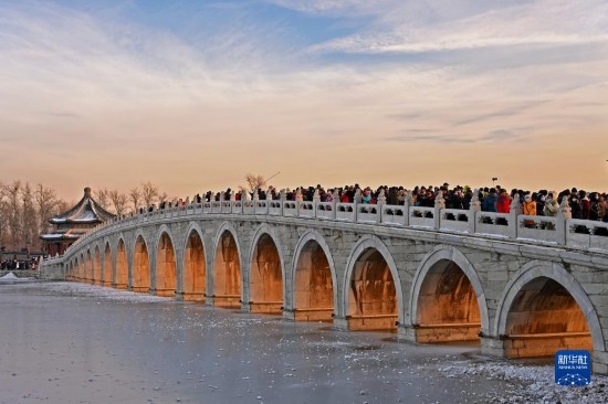 這是12月22日拍攝的頤和園十七孔橋“金光穿洞”景象。