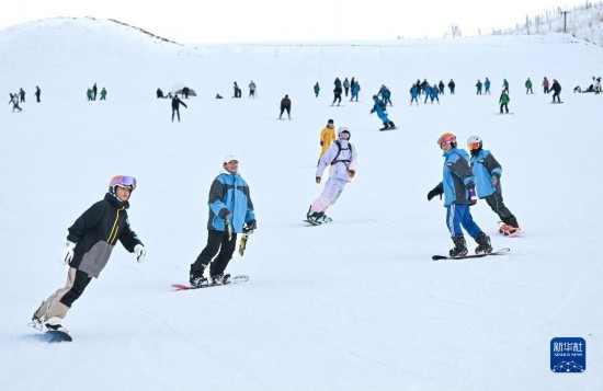 12月21日，游客在那拉提國際滑雪場滑雪。