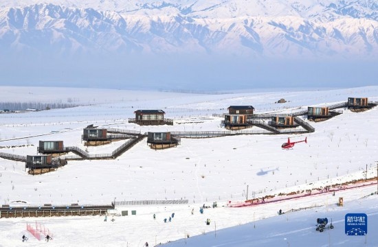 那拉提國際滑雪場旁新近落成的雪景星空民宿（12月21日攝）。
