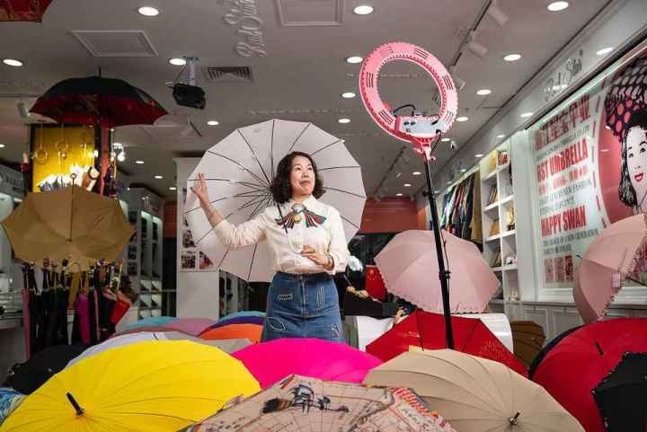 在義烏打拼了27年的商戶張吉英，正通過直播銷售雨傘。義烏市委宣傳部供圖