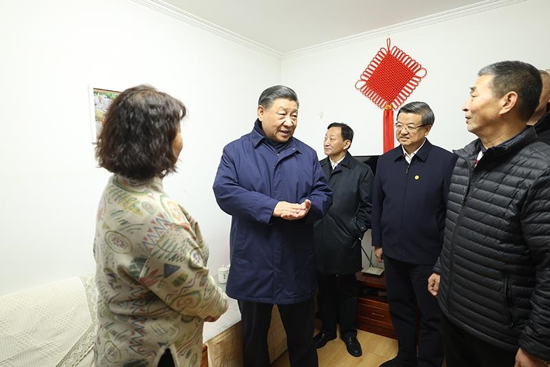 2023年11月10日，習(xí)近平總書記在河北保定涿州市永濟(jì)秀園小區(qū)居民董彩英家看望慰問(wèn)。