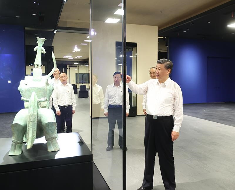△2023年7月26日，習(xí)近平總書記在位于四川德陽市廣漢市的三星堆博物館新館參觀。