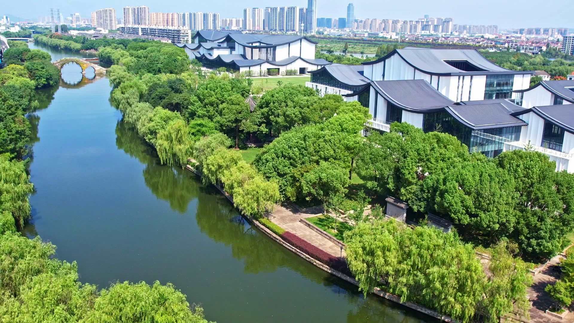 △浙東運河。今年9月20日，習(xí)近平總書記來到浙東運河文化園考察，強調(diào)“大運河文化是中國優(yōu)秀傳統(tǒng)文化的重要組成部分，要在保護(hù)、傳承、利用上下功夫，讓古老大運河煥發(fā)時代新風(fēng)貌”。