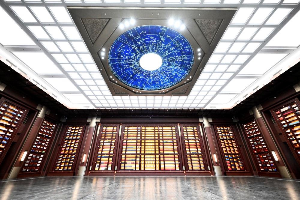 △中國國家版本館中央總館“文瀚閣”內(nèi)景。星空穹頂上是一幅宋代石刻天文圖，傳遞著“文瀚閣”的寓意：中華文明如星空般浩瀚璀璨。
