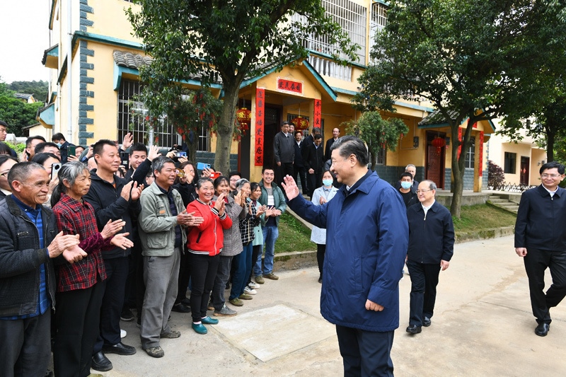 2021年4月25日，習(xí)近平總書記在廣西桂林市全州縣才灣鎮(zhèn)毛竹山村考察時(shí)，同鄉(xiāng)親們親切交流。新華社記者 謝環(huán)馳 攝