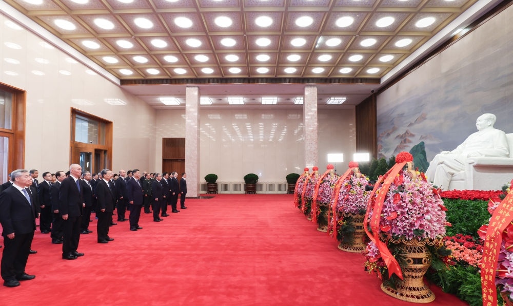 12月26日，中共中央在北京人民大會(huì)堂舉行紀(jì)念毛澤東同志誕辰130周年座談會(huì)。座談會(huì)前，習(xí)近平、李強(qiáng)、趙樂(lè)際、王滬寧、蔡奇、丁薛祥、李希、韓正等領(lǐng)導(dǎo)同志來(lái)到毛主席紀(jì)念堂瞻仰毛澤東同志遺容。