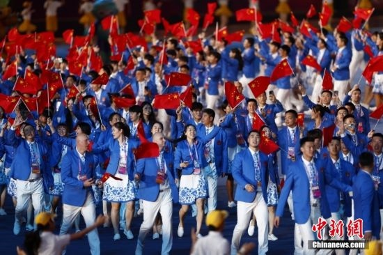 資料圖：9月23日，杭州第19屆亞運(yùn)會(huì)開(kāi)幕式舉行。中國(guó)代表團(tuán)身著星辰藍(lán)禮服驚艷亮相。<a target='_blank' href='/'><p align=