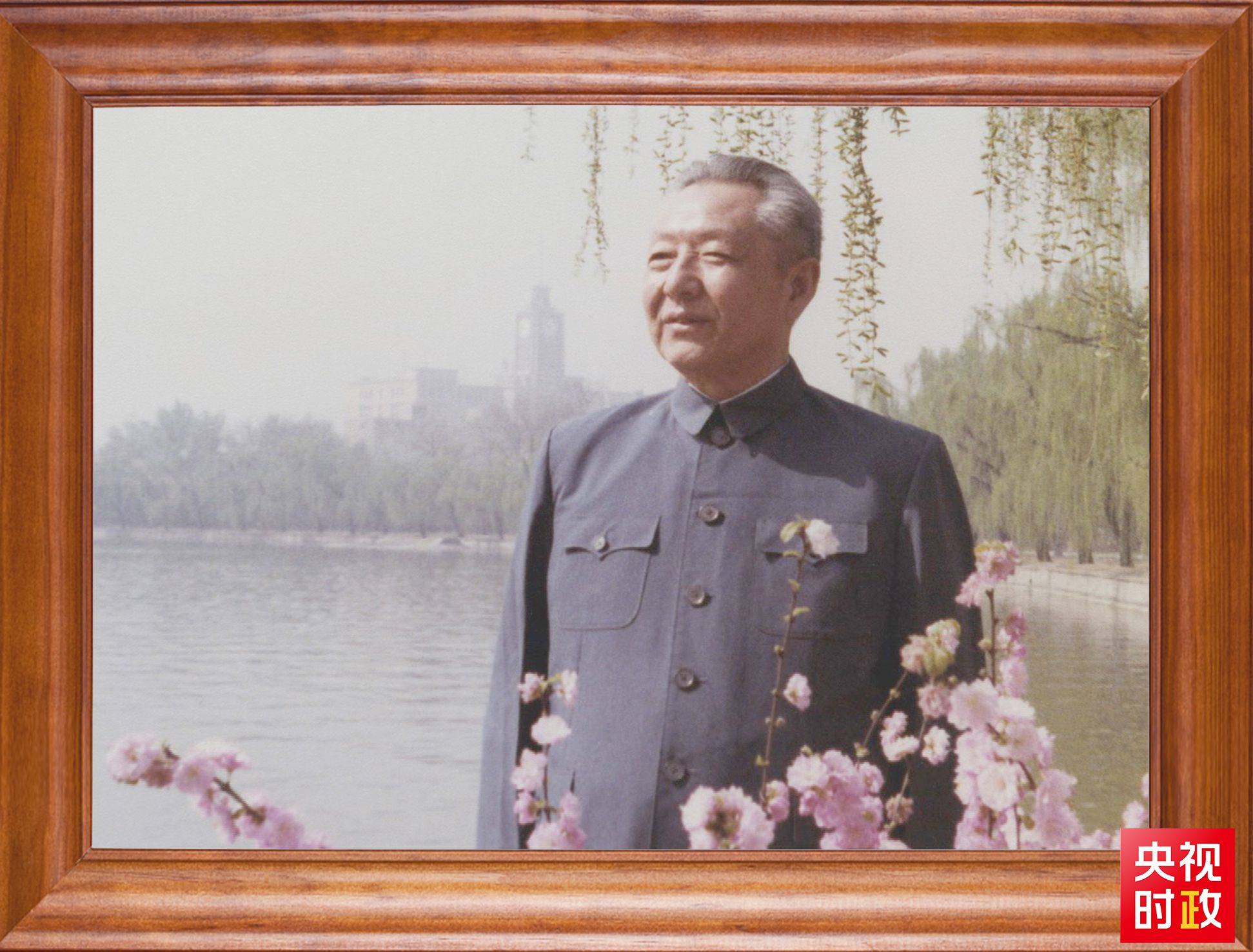 △這是習(xí)近平父親習(xí)仲勛同志的照片。2023年10月15日，是習(xí)仲勛同志誕辰110周年紀(jì)念日。這張照片第一次出現(xiàn)在他的書架上。