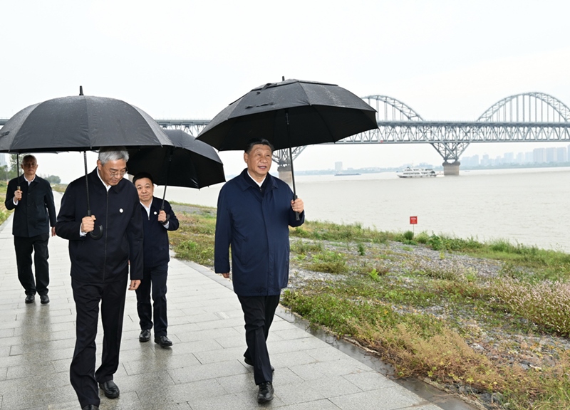 2023年10月10日，習(xí)近平在長江國家文化公園九江城區(qū)段考察時，冒雨沿江堤步行察看沿岸風(fēng)貌。