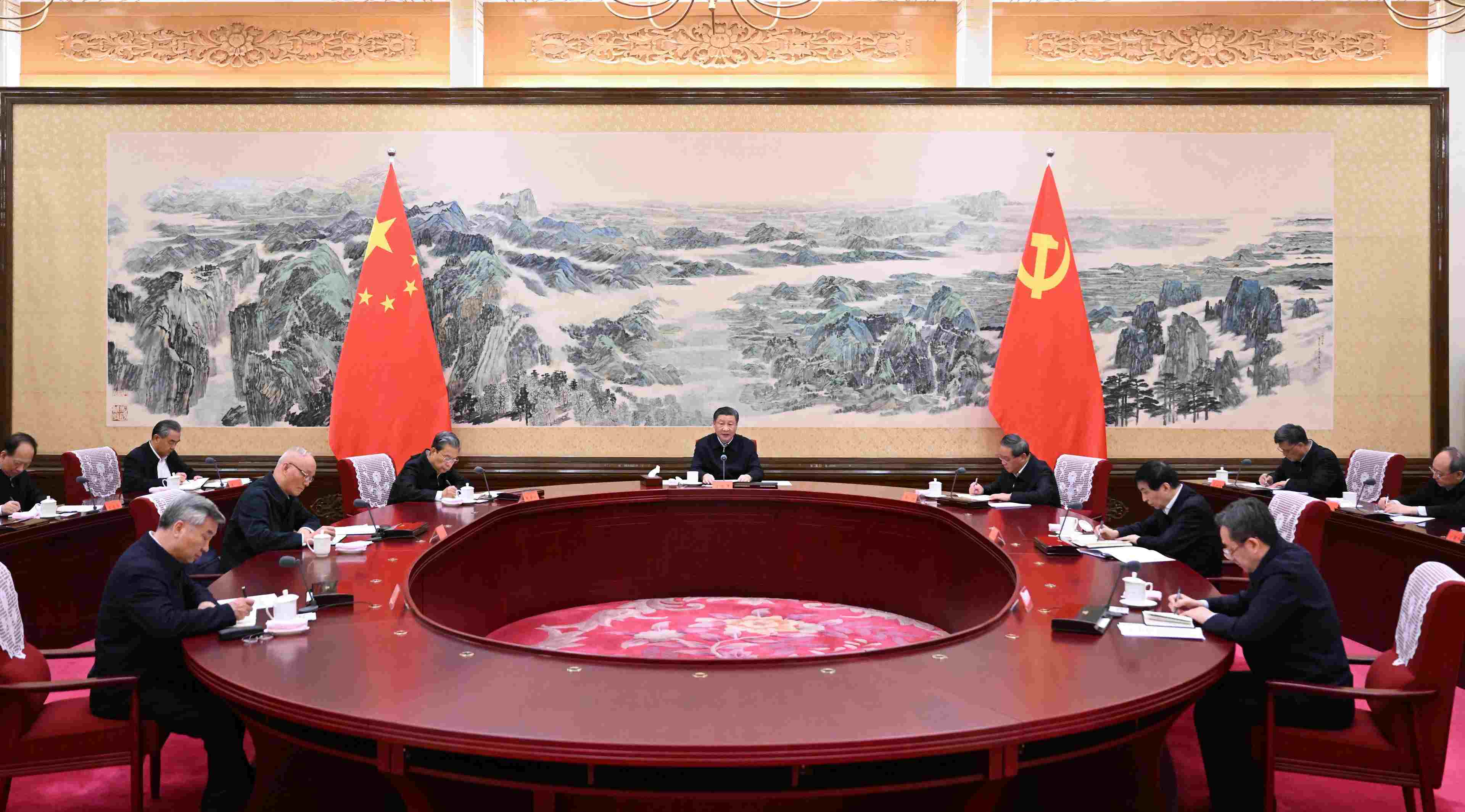 2023年12月21日至22日，中共中央政治局召開學(xué)習(xí)貫徹習(xí)近平新時代中國特色社會主義思想主題教育專題民主生活會，中共中央總書記習(xí)近平主持會議并發(fā)表重要講話。