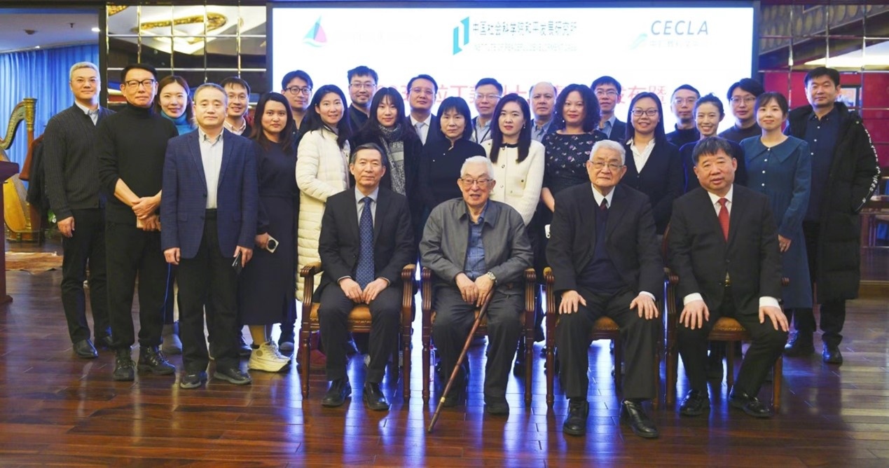 與會專家學者舉行合影。主辦方供圖
