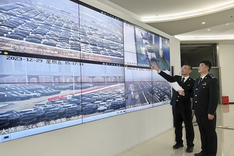 海關關員視頻巡查出口汽車場地。李進攝