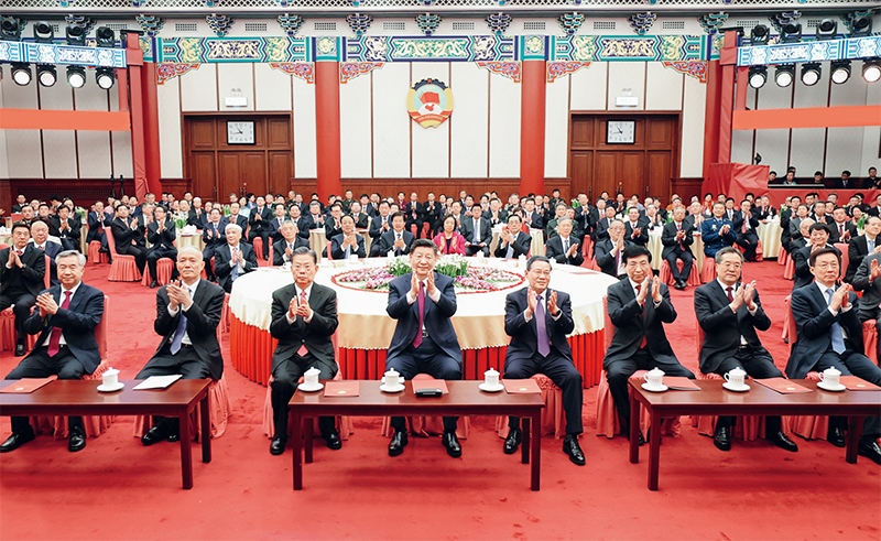 2023年12月29日，全國政協(xié)在北京舉行新年茶話會。黨和國家領(lǐng)導(dǎo)人習(xí)近平、李強、趙樂際、王滬寧、蔡奇、丁薛祥、李希、韓正出席茶話會并觀看演出。 新華社記者 鞠鵬/攝