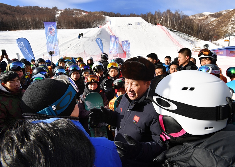 2017年1月23日，習近平總書記在云頂滑雪場同正在集訓的國家滑雪隊運動員及滑雪愛好者親切交談。