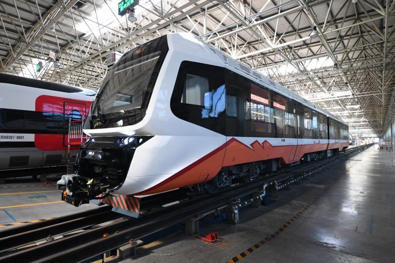 △2023年6月6日，中國(guó)中車(chē)出口阿根廷新能源輕軌車(chē)輛首列車(chē)在中車(chē)唐山公司下線(xiàn)。