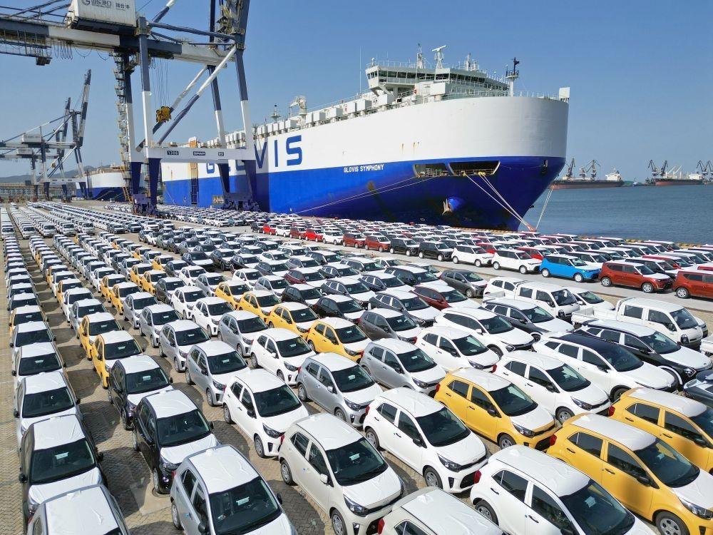 △2023年7月5日，大批出口商品車(chē)集結(jié)山東煙臺(tái)港準(zhǔn)備通過(guò)汽車(chē)滾裝船發(fā)運(yùn)。