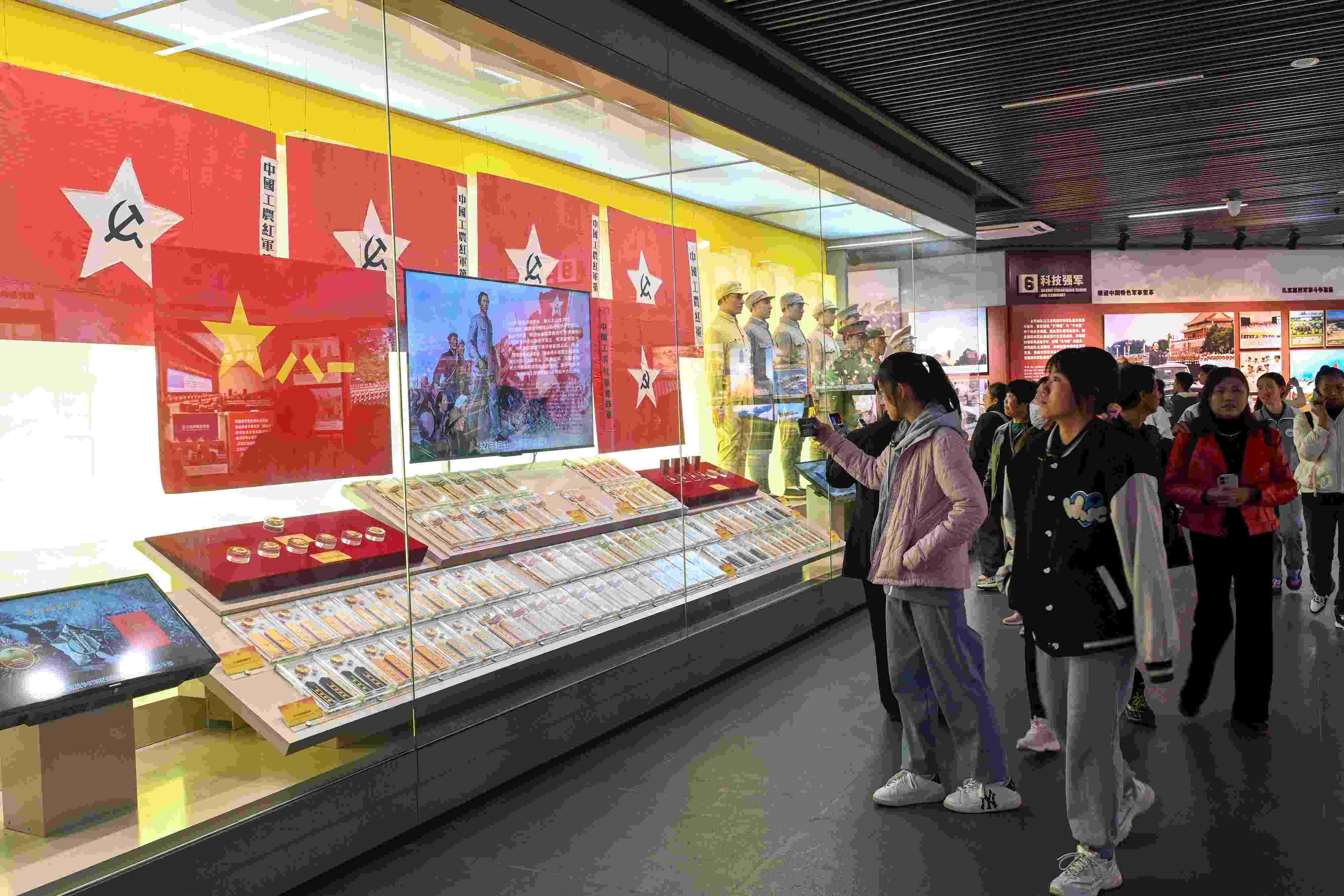 2023年11月15日，游客游覽參觀南昌八一起義紀(jì)念館，感受體驗(yàn)紅色文化的教育。