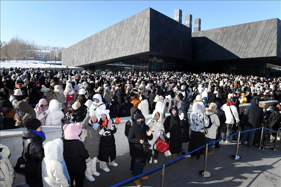 2024年1月15日，哈爾濱，侵華日軍第七三一部隊(duì)罪證陳列館門口排隊(duì)的游客整齊有序。