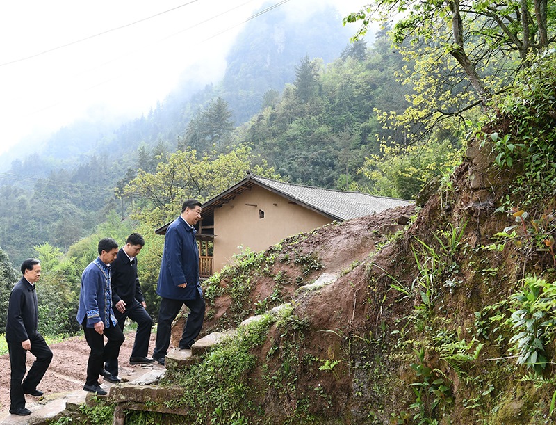 2019年4月15日，在重慶石柱土家族自治縣中益鄉(xiāng)華溪村，習(xí)近平總書記踏著濕滑的石階登上陡坡，前往貧困戶譚登周家看望。