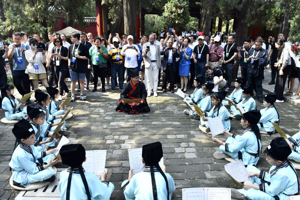 2023年6月27日，在曲阜孔廟，嘉賓和游客在聆聽孩子們誦讀《論語》。
