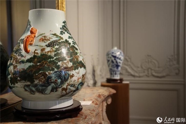 嘉賓和公眾參觀“絲路瓷行”——中國景德鎮(zhèn)陶瓷文化特展。人民網(wǎng)記者 尚凱元攝