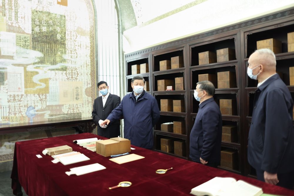 2023年6月1日下午，習近平在位于北京的中國國家版本館考察時，在蘭臺洞庫了解館藏精品版本保存情況。新華社記者 鞠鵬 攝