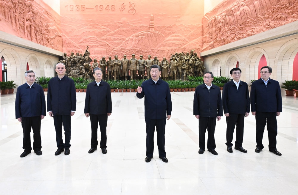 2022年10月27日，習近平在延安革命紀念館參觀《偉大歷程——中共中央在延安十三年歷史陳列》結束時發(fā)表重要講話。新華社記者 燕雁 攝